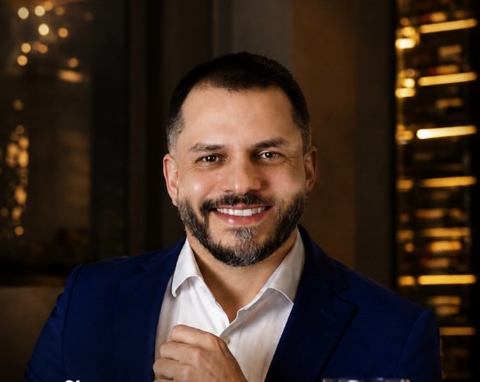 Dr. Eduardo Magalhães sorrindo, de terno azul-marinho